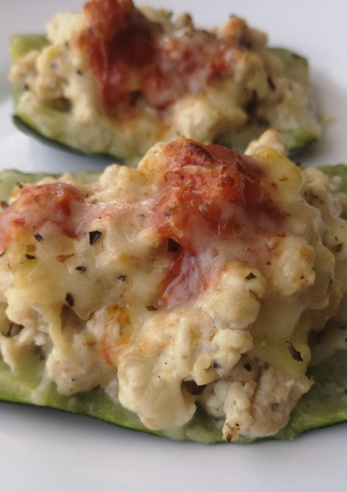 Una foto de Calabacín relleno de pechuga de pollo