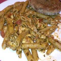 A picture of Tomato pesto chicken penne.