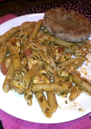 A picture of Tomato pesto chicken penne.