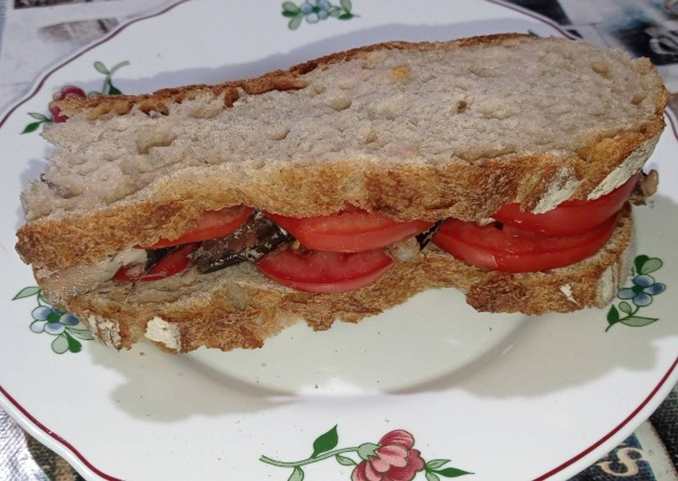 Bocadillo de sardinillas y tomate natural