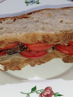 Una foto de Bocadillo de sardinillas y tomate natural