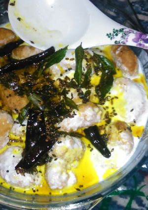 A picture of Dahi wada ( fried lentil balls in yoghurt).