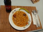 Una foto de garbanzos con callos en lata