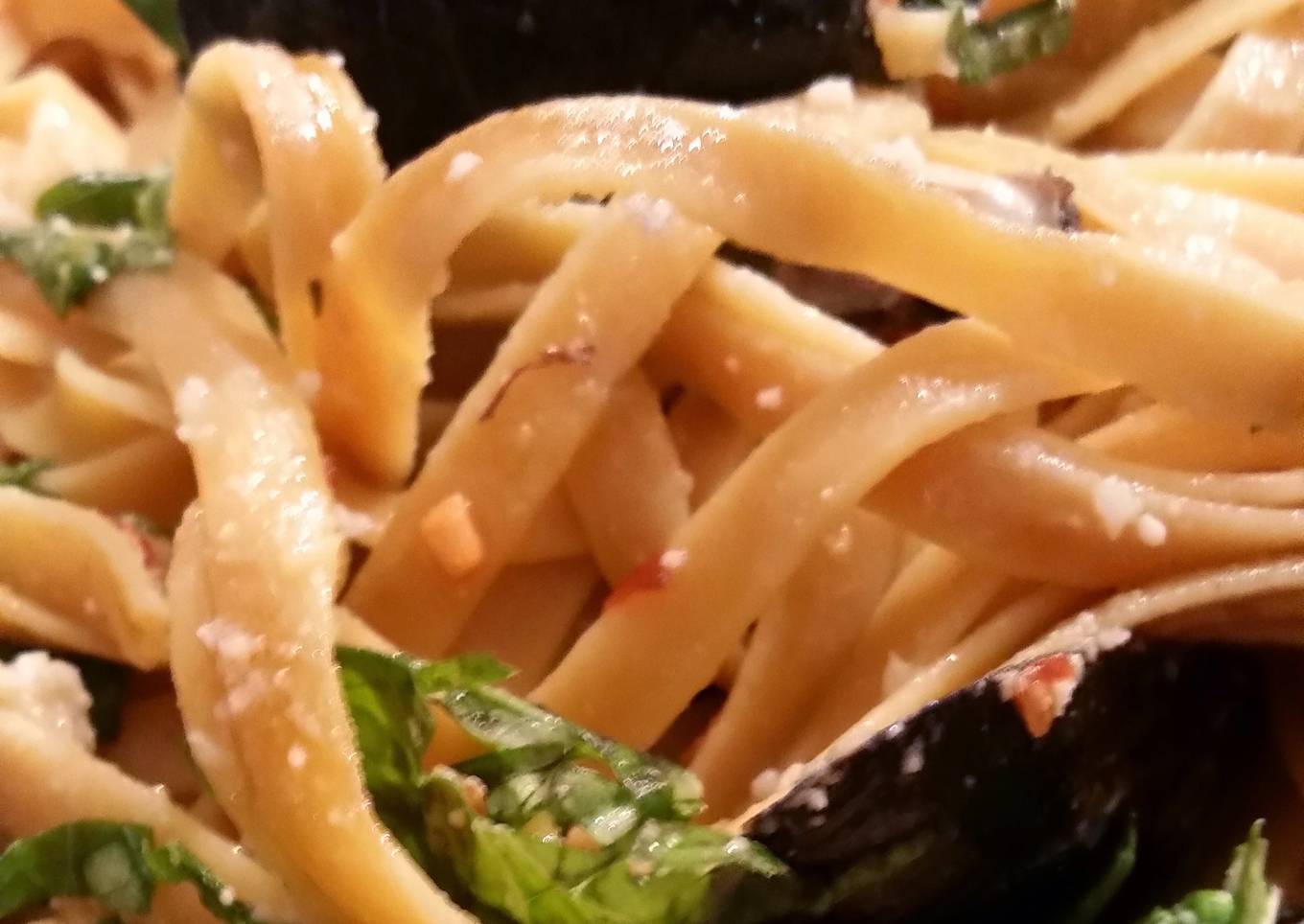 Fettucine and Mussels in Lemon Garlic Butter Sauce