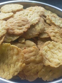 ફરસી પૂરી (Farsi Poori Recipe In Gujarati) રેસીપી મુખ્ય ફોટો