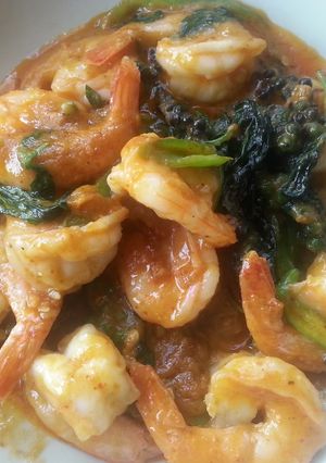 A picture of Shue she Kung or shrimp red coconut curry in spicy sauce with pepper corn.