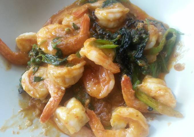 Shue she Kung or shrimp red coconut curry in spicy sauce with pepper corn