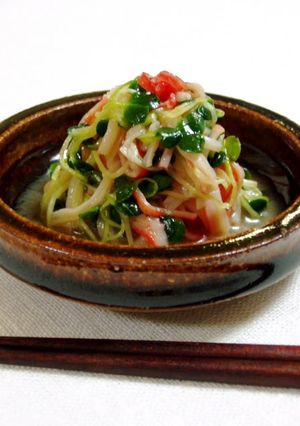 A picture of Daikon Radish Sprout Salad.