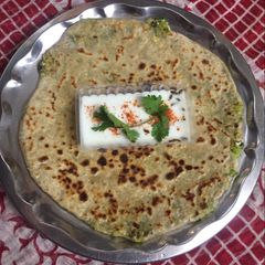 A picture of Mutter or bathua ke parate.