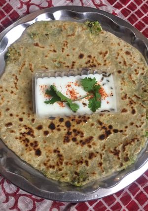 A picture of Mutter or bathua ke parate.