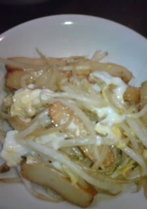 A picture of Quick and Easy Bean Sprouts and Satsuma-Age Fish Cakes Mixed with an Egg.