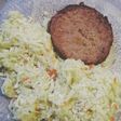 Arroz con azafrán acompañado de hamburguesa