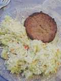 Arroz con azafrán acompañado de hamburguesa