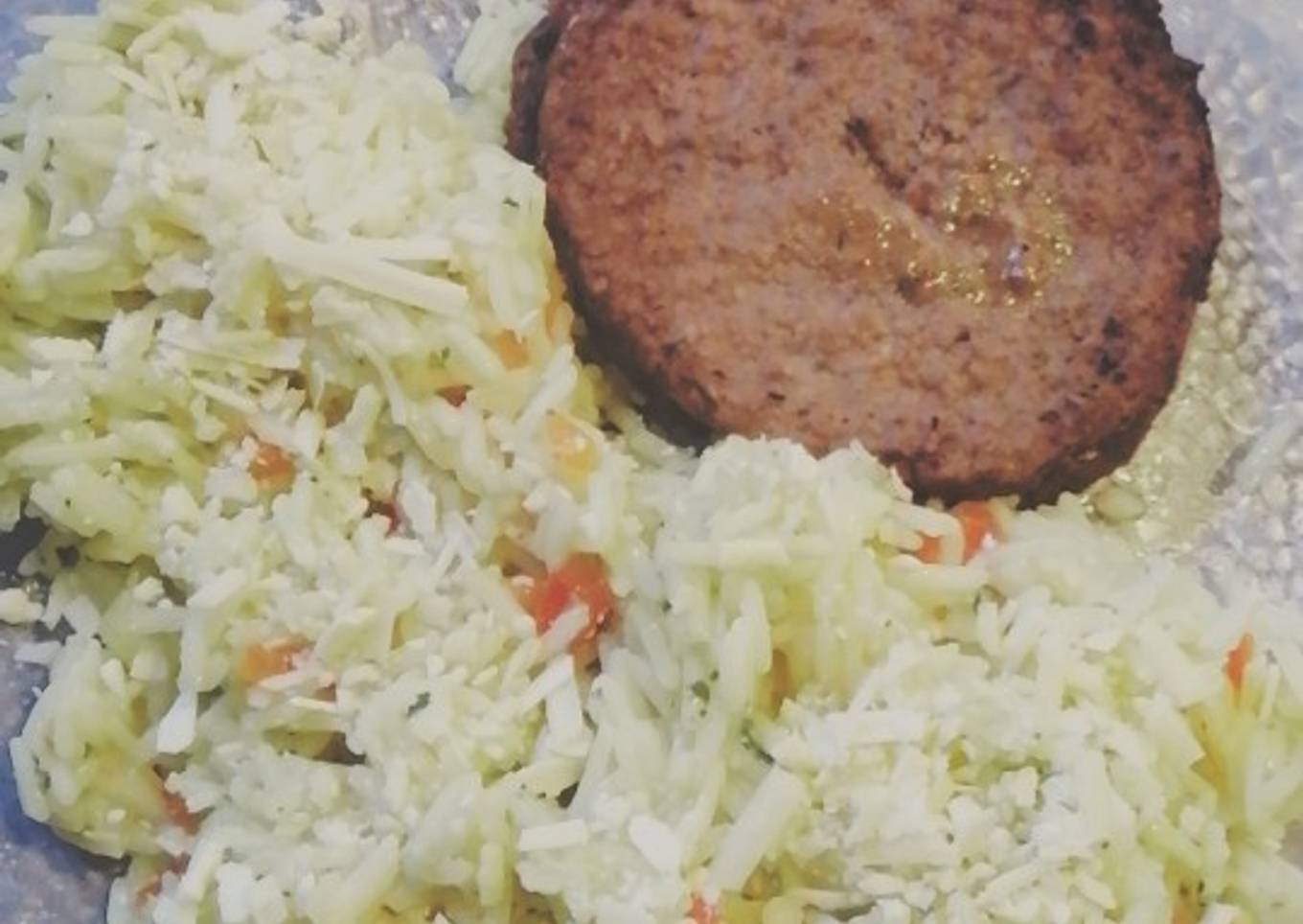 Arroz con azafrán acompañado de hamburguesa