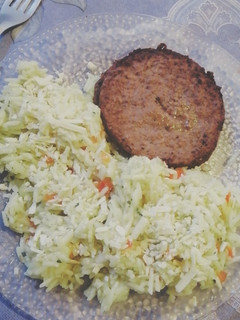 Una foto de Arroz con azafrán acompañado de hamburguesa