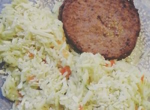 Una foto de Arroz con azafrán acompañado de hamburguesa