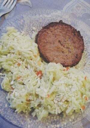 Una foto de Arroz con azafrán acompañado de hamburguesa