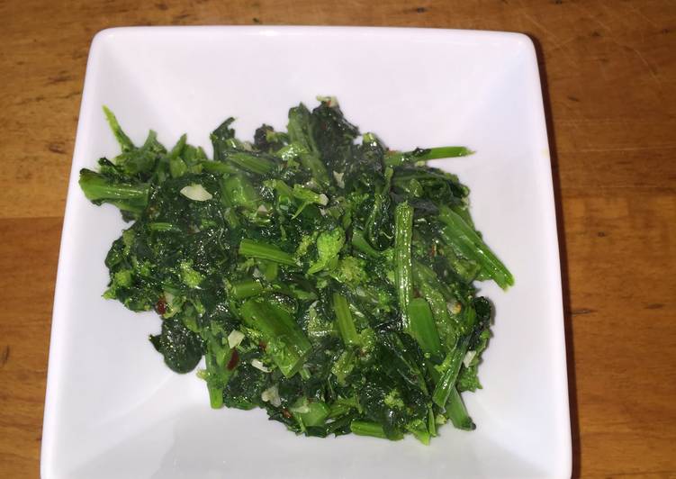 How to Prepare Perfect Sautéed Broccoli Rabe