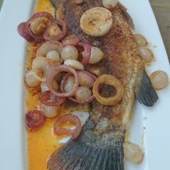 A picture of Fish With Cocktail Onion In Spicy Butter Sauce.