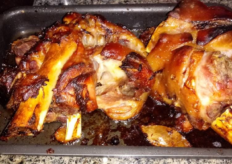 Einsbein (joelho de porco) com purê de maçã e sauerkraut - Tudogosreceitas