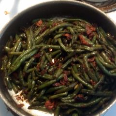 A picture of Whole green beans with bacon.