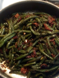 A picture of Whole green beans with bacon.