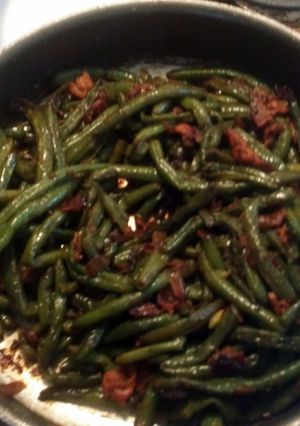 A picture of Whole green beans with bacon.
