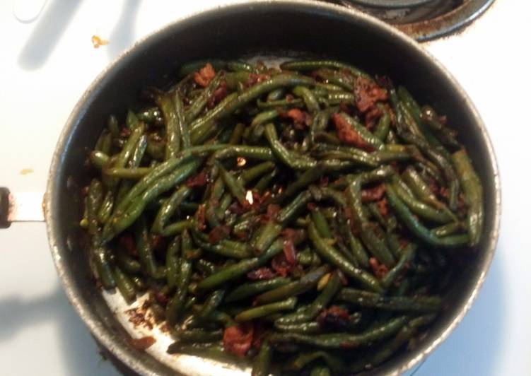 Whole green beans with bacon