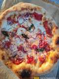 Pizza z tuńczykiem i czerwoną cebulą. Ciasto II