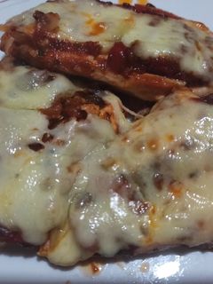 Una foto de Pechuga de pollo a la pizza