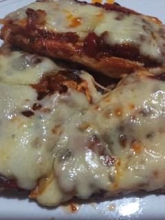 Una foto de Pechuga de pollo a la pizza