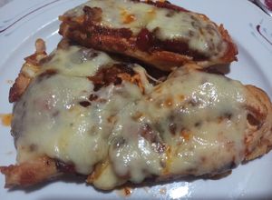 Una foto de Pechuga de pollo a la pizza