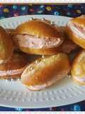 Bollos suizos rellenos de nata con sabor a fresa