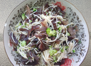 【銀髮族養生】阿母的木耳炒菇 的食譜成品照片