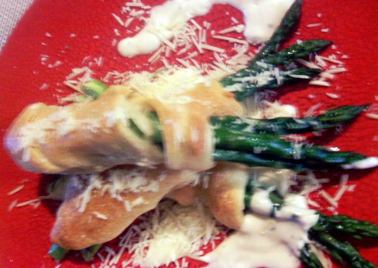 Recipe of Award-winning asparagus in a blanket,with tarragon sause