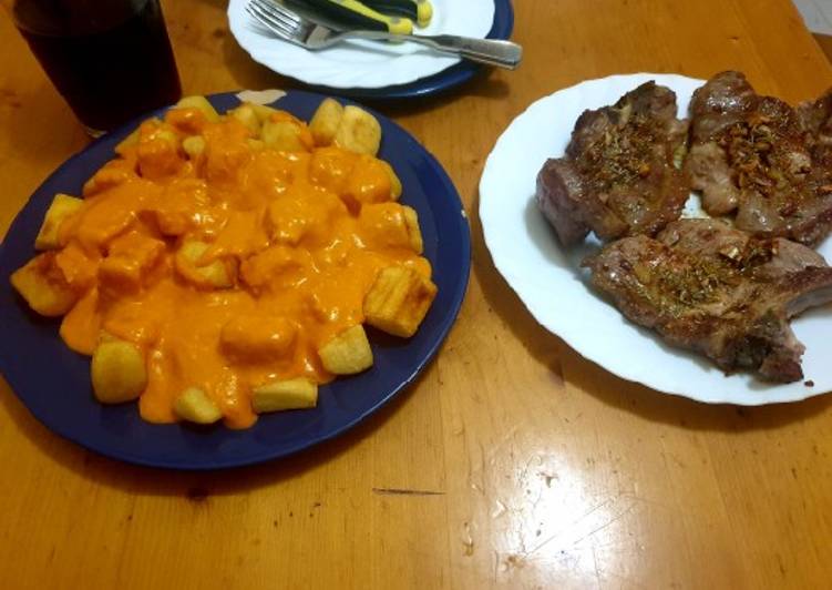 Patatas con salsa brava caliente y chuletas de cabezá