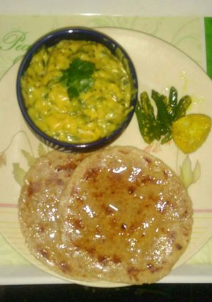 A picture of Methi junka bhakhar (Maharashtrian dish).