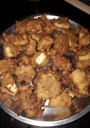 A picture of Aloo,pyaz,paneer ke pakode.