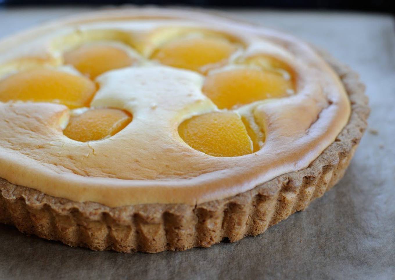 Cheesecake Tart with Yellow Peaches