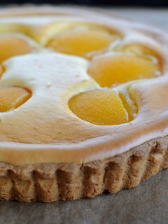 A picture of Cheesecake Tart with Yellow Peaches.