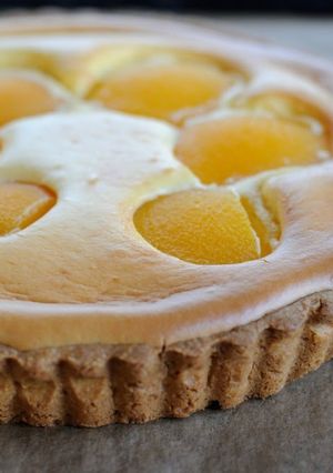 A picture of Cheesecake Tart with Yellow Peaches.