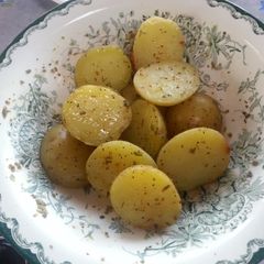A picture of Seasoning potatoes.