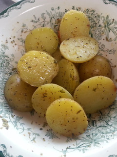 A picture of Seasoning potatoes.