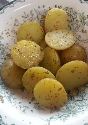 A picture of Seasoning potatoes.