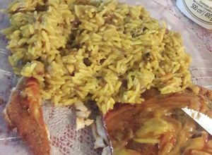 Una foto de Arroz con pollo y azafrán