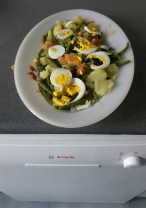 Foto principal de Ensalada de judías verdes con patata trocitos de tomate y huevo