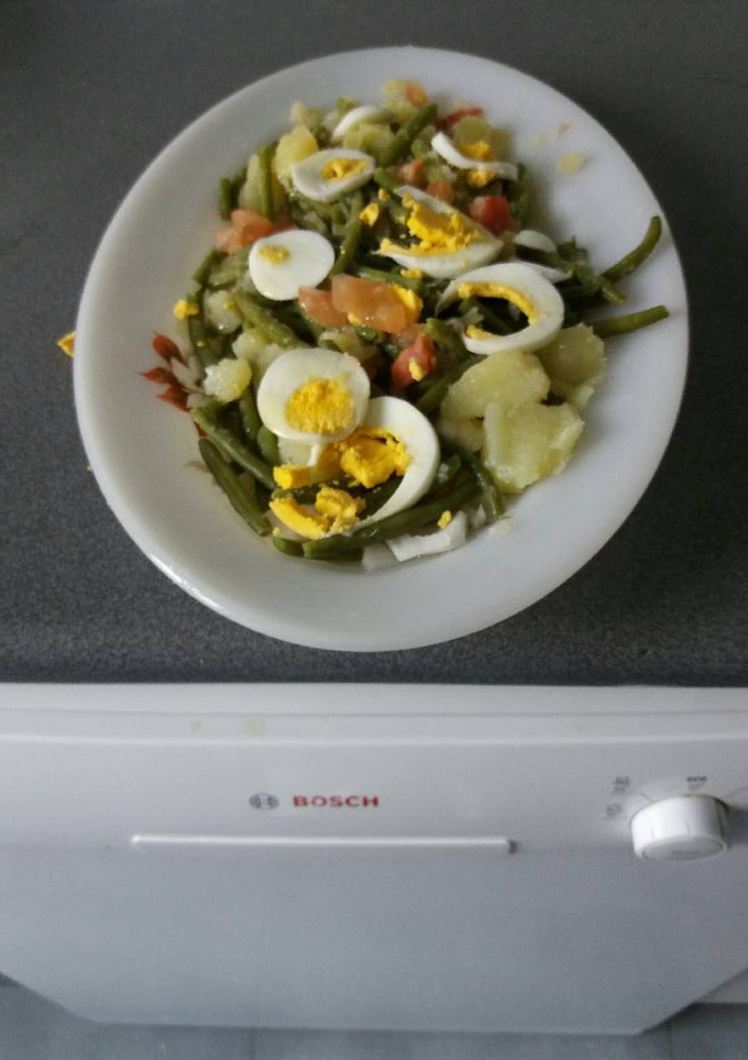 Una foto de Ensalada de judías verdes con patata trocitos de tomate y huevo