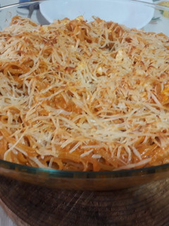 Una foto de Tallarines con atún, huevo nata y tomate frito