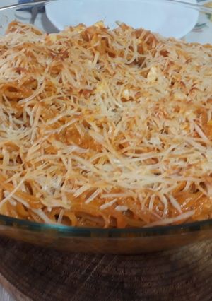 Una foto de Tallarines con atún, huevo nata y tomate frito