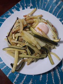 Una foto de Huevo con calabacín y patata al horno